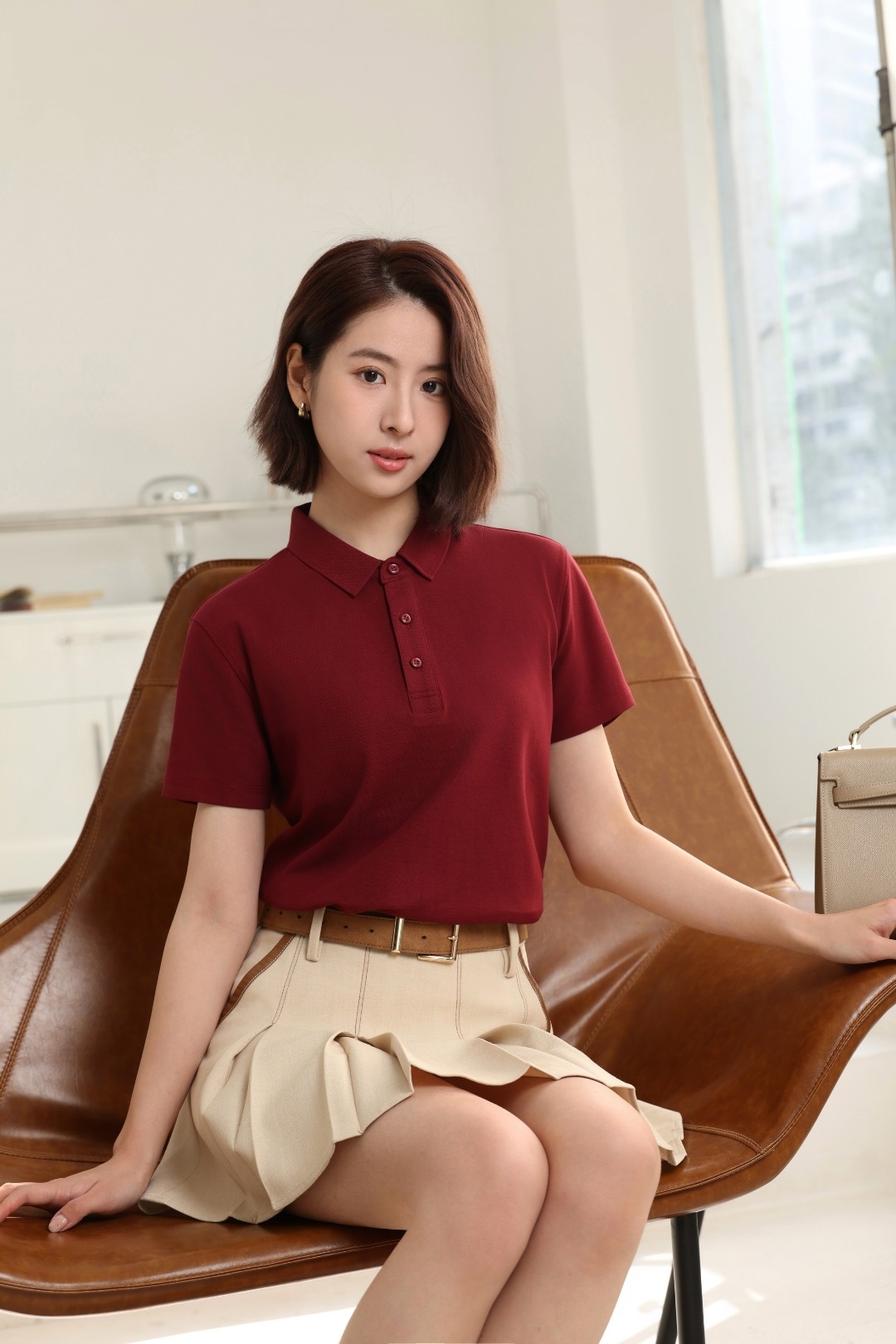 在河南仟禧廣告衫廠，我們深知一件高品質(zhì)廣告衫對企業(yè)形象的重要性。因此，我們始終堅持"品質(zhì)至上"的生產(chǎn)理念，從源頭把控產(chǎn)品質(zhì)量。我們的廣告衫定制產(chǎn)品全部采用新疆阿克蘇地區(qū)特級長絨棉作為基礎(chǔ)面料，這種棉花因日照時間長、棉纖維長而聞名，其制成的面料具有透氣性好、吸濕性強、手感柔軟等突出特點。  為了確保成衣品質(zhì)，我們投入巨資引進了國際領(lǐng)先的預縮水處理設(shè)備，所有面料在生產(chǎn)前都經(jīng)過三次預縮處理，使縮水率控制在3%以內(nèi)，遠低于行業(yè)8%的平均水平。同時，我們采用德國魯?shù)婪蚩咕莱粽砑夹g(shù)，使面料在保持天然特性的同時，還具有抗菌、防臭、抗紫外線等功能。  在印花工藝方面，我們根據(jù)不同客戶需求提供多種選擇：  水性膠漿印花：圖案立體感強，耐水洗  數(shù)碼直噴印花：色彩還原度高，過渡自然  熱轉(zhuǎn)印燙畫：細節(jié)表現(xiàn)精細，適合復雜圖案  立體刺繡：質(zhì)感高級，經(jīng)久耐用  我們的文化衫定制產(chǎn)品經(jīng)過50次標準洗滌測試，確保不起球、不變形、不褪色。所有成衣在出廠前都要經(jīng)過三次全檢，連一個線頭都不放過。正是這種對品質(zhì)的極致追求，讓我們贏得了眾多世界500強企業(yè)的信賴，成為他們指定的廣告衫供應商
